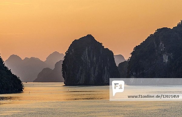Vietnam,  Ha Long Bay bei Sonnenuntergang,  (UNESCO-Welterbe)