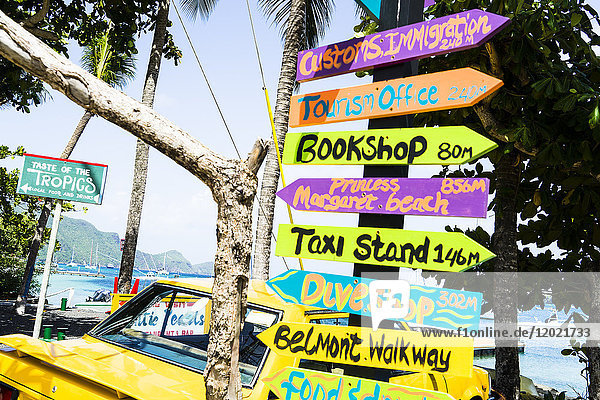 Mit grellen Farben bemalte Straßenschilder Port Elizabeth  Bequia  Saint-Vincent und die Grenadinen  Westindien