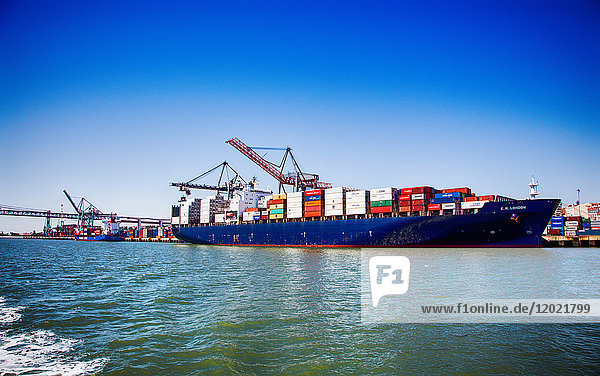 Schiff Container E. R. LONDON angedockt im Hafen von Lissabon am Ufer des Tejo  Lissabon  Portugal