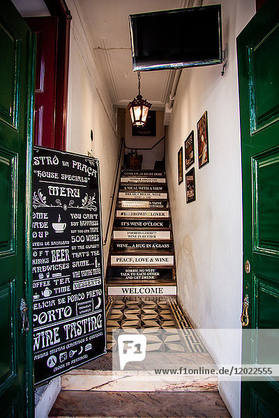 Eingangshalle Weinstube ''Bistro Da Placa'' Stadt Sintra  Region Lissabon  Portugal