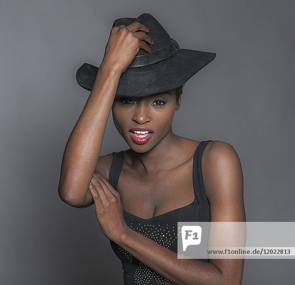 Nahaufnahme einer jungen attraktiven afrikanischen Frau mit Hut