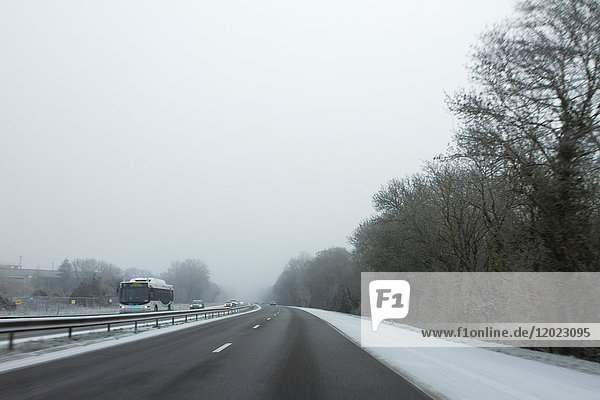 Frankreich  Straße auf dem Land mit Frost bedeckt.