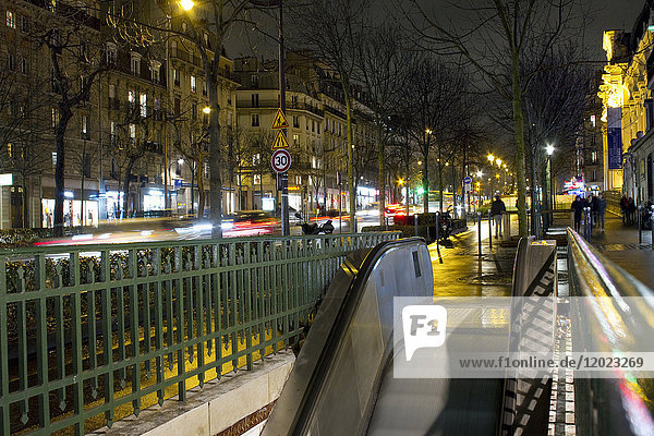 Frankreich  Paris  Avenue des Gobelins  U-Bahn-Ausgang Gobelins bei Nacht.