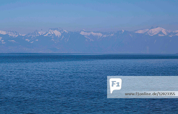 Der Genfer See und die Berge im Hintergrund