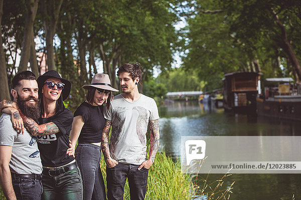 Jugendgruppe Hipster am Ufer der Garonne  Kähne im Hintergrund