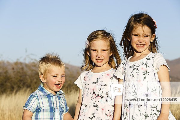 Drei Geschwister  Junge und zwei Mädchen  Kleinkinder  Namibia  Afrika