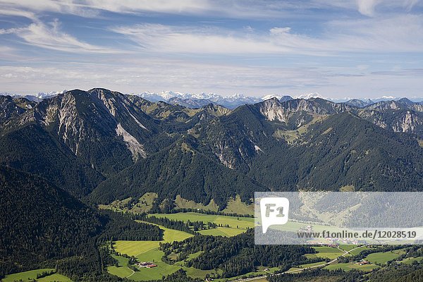Blick vom Wendelstein nach Osterhofen  Bayrischzell  im Hintergrund Karwendelgebirge  Alpen  Oberbayern  Bayern  Deutschland  Europa