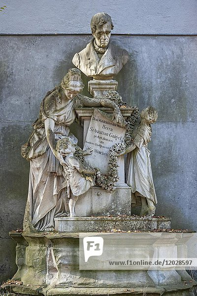 Grabmal von Sebastian Gaigel  Wohltäter der Waisenkinder  Südfriedhof  München  Bayern  Deutschland  Europa