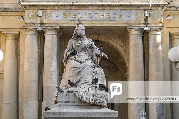 Statue von Königin Victoria vor der öffentlichen Bibliothek  Valetta  Malta  Europa