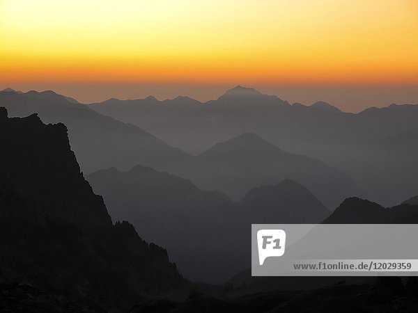 Champorcher Tal Blick von Dondena bei Dämmerung Sonnenaufgang Aostatal Italien Europa