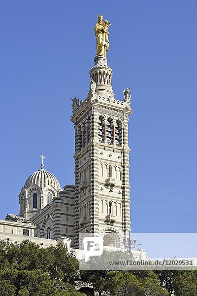 Kirche Notre Dame de la Garde mit Statue der Jungfrau mit dem Kind Marseille Département Bouches-du-Rhône Provence-Alpes-Côte d?Azur Frankreich Europa