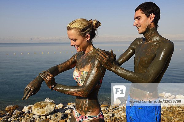 Junges Paar verwendet Ton aus dem Toten Meer zur Hautreinigung  Jordanien  Asien