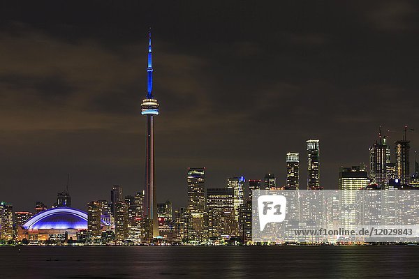 Skyline bei Nacht  Ontariosee  CN Tower  Toronto  Ontario  Kanada  Nordamerika