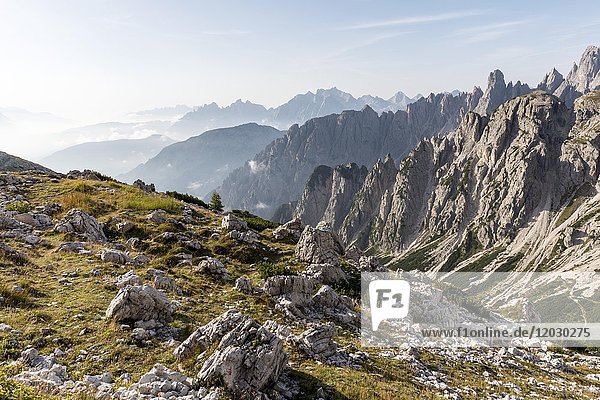 Blick ins Tal vom Wanderweg zu den Drei Zinnen Sextner Dolomiten Provinz Südtirol Trentino-Südtirol Alto-Adige Italien Europa