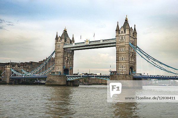 Tower Bridge über die Themse  Southwark  London  England  Großbritannien