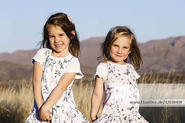 Zwei Schwestern  Kleinkinder  Namibia  Afrika