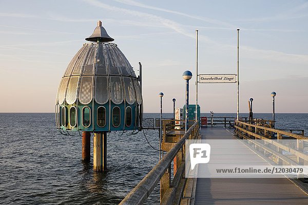 Tauchgondel an der Seebrücke  Zingst  Fischland-Darß-Zingst  Mecklenburg Vorpommern  Deutschland  Europa