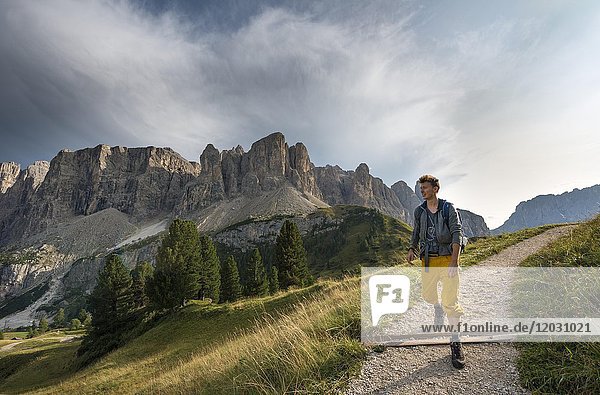 Wanderer am Grödner Joch  Grödner Joch  in der hinteren Sellagruppe mit Murfreitspitze  Naturpark Puez-Geisler  Dolomiten  Wolkenstein  Südtirol  Trentino-Südtirol  Italien  Europa