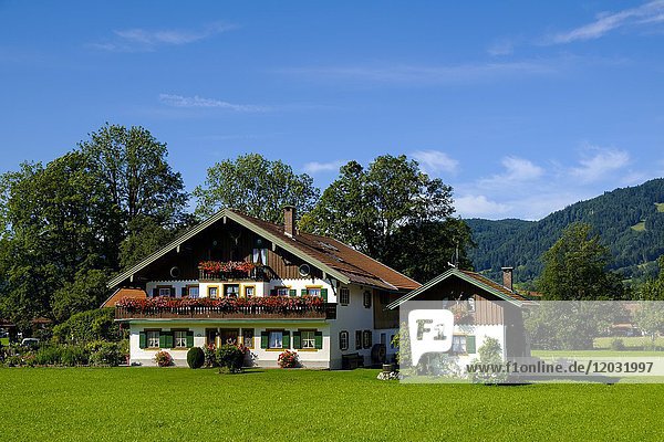 Bauernhof bei Lenggries  Isarwinkel  Tölzer Land  Oberbayern  Bayern  Deutschland  Europa