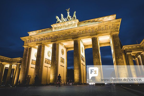 Brandenburger Tor in der Abenddämmerung  beleuchtet  Pariser Platz  Berlin-Mitte  Berlin  Berlin  Deutschland  Europa