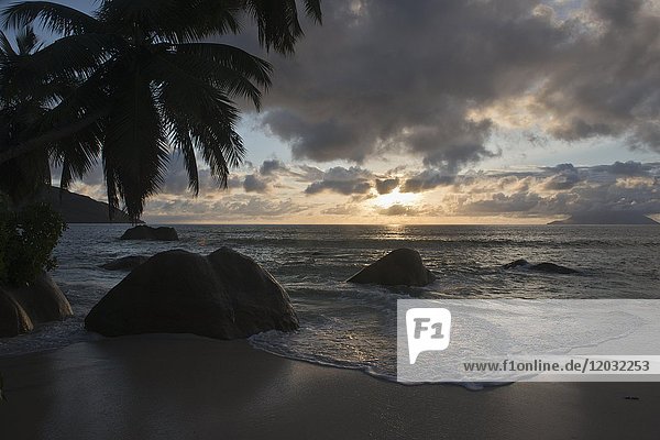 Sonnenuntergang am Strand  Beau Vallon  Mahe  Seychellen  Afrika