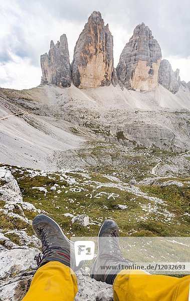 Füße mit Wanderschuhen  Nordwand der Drei Zinnen  Sextner Dolomiten  Südtirol  Trentino-Südtirol  Südtirol  Italien  Europa