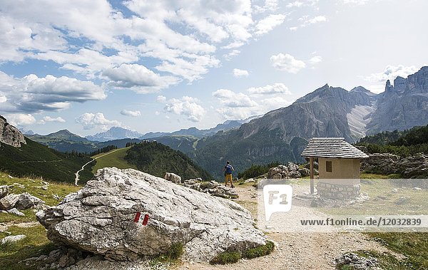 Wanderer bei einer Kapelle  Rundweg um die Sellagruppe  Grödnerjoch  Passo Gardena  Naturpark Park Puez-Geisler  Dolomiten  Wolkenstein  Südtirol  Trentino-Südtirol  Italien  Europa