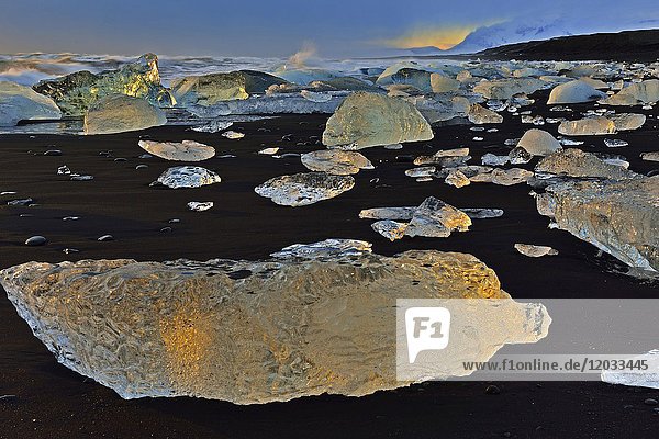 Gletschersee mit Eisbergen  Jökulsarlon  Insel