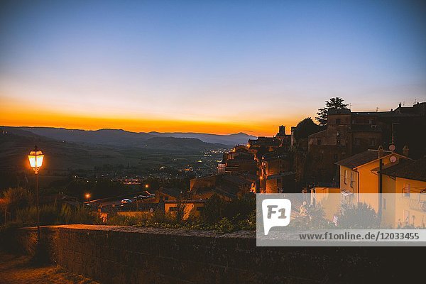 Blick auf die Altstadt  Sonnenuntergang  Orvieto  Umbrien  Italien  Europa