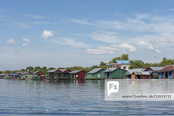 Häuser am Fluss Tonle Sap  Kambodscha  Asien