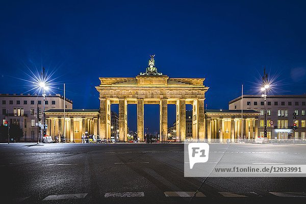 Brandenburger Tor bei Nacht  beleuchtet  Berlin-Mitte  Berlin  Deutschland  Europa