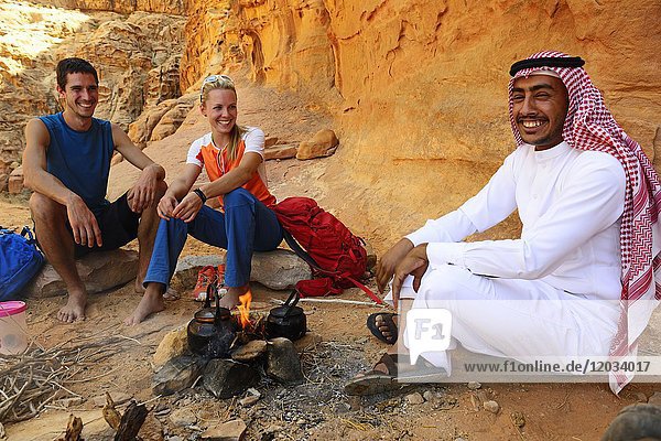Touristen trinken Tee mit Beduinen in Wadi Rum  Jordanien  Asien
