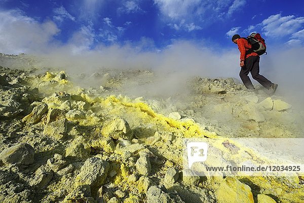 Wanderer auf dem Gran Cratere wandert durch Schwefelfumarolen  Insel Vulcano  Liparische Inseln  Italien  Europa