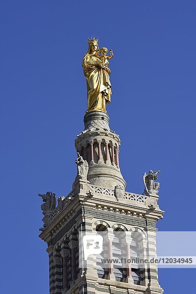 Vergoldete Statue der Jungfrau mit dem Kind Turmspitze der Kirche Notre Dame de la Garde Marseille Département Bouches-du-Rhône Provence-Alpes-Côte d?Azur Frankreich Europa