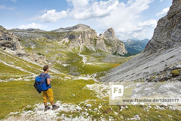 Wanderer mit Blick ins Tal  Rundweg um die Sellagruppe  Grödnerjoch  Passo Gardena  Naturpark Park Puez-Geisler  Dolomiten  Wolkenstein  Südtirol  Trentino-Südtirol  Italien  Europa