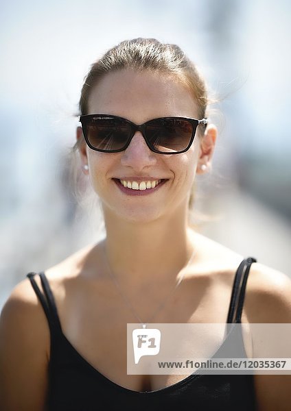Mädchen mit Sonnenbrille  Porträt  Deutschland  Europa