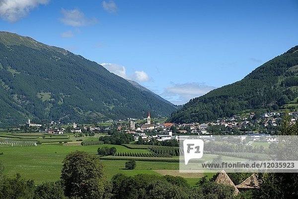 Blick auf Mals und den oberen Vinschgau  Vinschgau  Südtirol  Italien  Europa