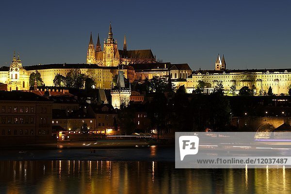Blick auf die Prager Burg bei Nacht  Prag  Tschechische Republik  Europa