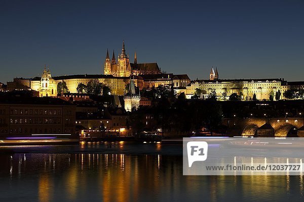 Blick auf die Prager Burg bei Nacht  Prag  Tschechische Republik  Europa
