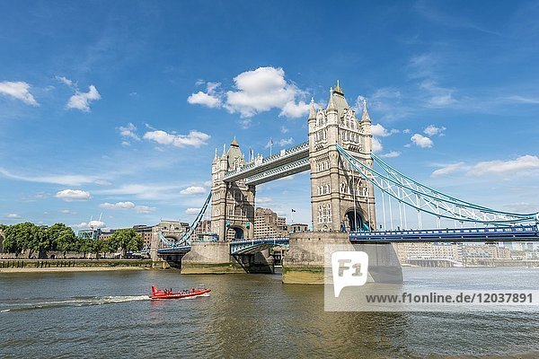 Tower Bridge über die Themse  Southwark  London  England  Großbritannien  Europa
