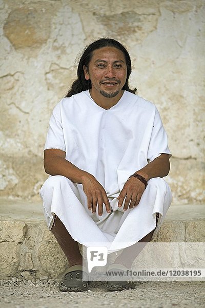 Mann  36 Jahre  ethnische Volksgruppe der Lacandonen  sitz an Mauer  im traditionellen weißen Maya-Kleid für Männer  Selva Lacandona  Chiapas  Mexiko  Mittelamerika