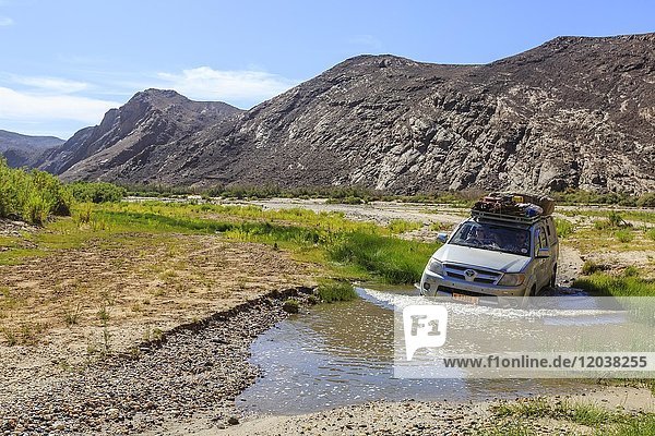 Geländewagen durchquert Hoarusib Fluss  Damaraland  Region Kunene  Namibia  Afrika