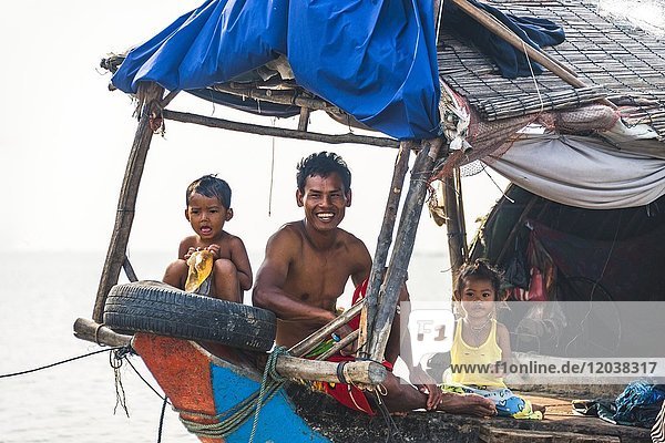 Einheimische auf Hausboot  schwimmendes Dorf  Bootsfahrt  Tonle Sap See  Kambodscha  Südostasien  Asien
