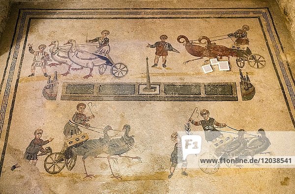 Kinderwagenrennen  antikes römisches Fußbodenmosaik  Villa Casale  Villa Romana del Casale  Piazza Armerina  Sizilien  Italien  Europa