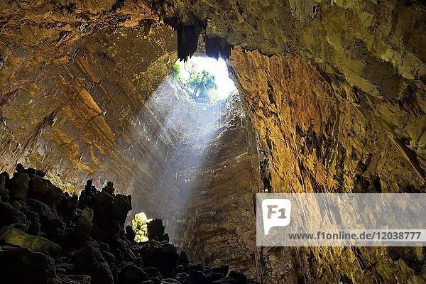 Lichtkegel im Eingangsbereich der Höhle Grotte di Castellana  Castellana Grotte  Provinz Bari  Apulien  Italien  Europa
