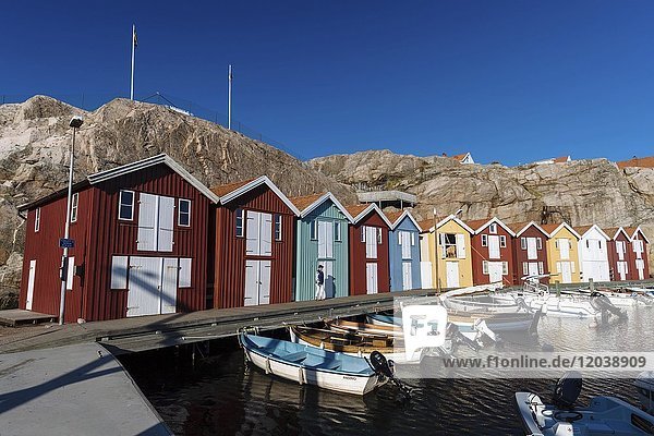 Boote und bunte Bootshäuser im Hafen von Smögen  Smögenbryggan  Västra Götalands Län  Bohuslän  Schwedena