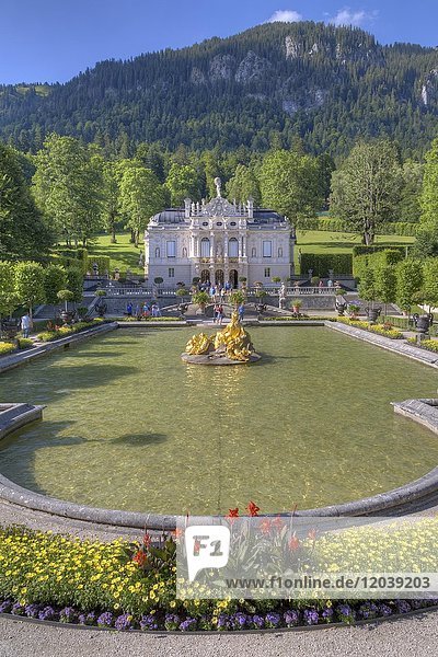 Schloss Linderhof mit Brunnen  Ettal  Oberbayern  Bayern  Deutschland  Europa
