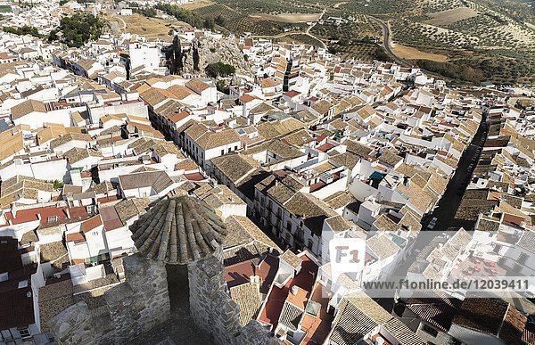 Ausblick von maurischer Burg  weißes Dorf  Olvera  Provinz Cádiz  Andalusien  Spanien  Europa