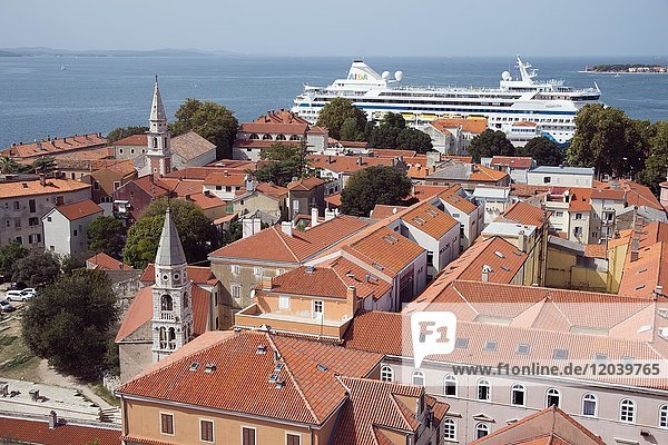 Dächer der Altstadt  hinten Kreuzfahrtschiff  Zadar  Kroatien  Europa
