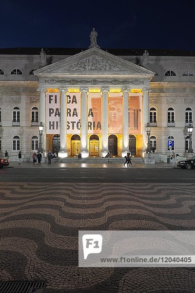 Nationaltheater  Teatro Nacional de Dona Maria II  Platz Rossio  bei Nacht  Baixa  Lissabon  Portugal  Europa